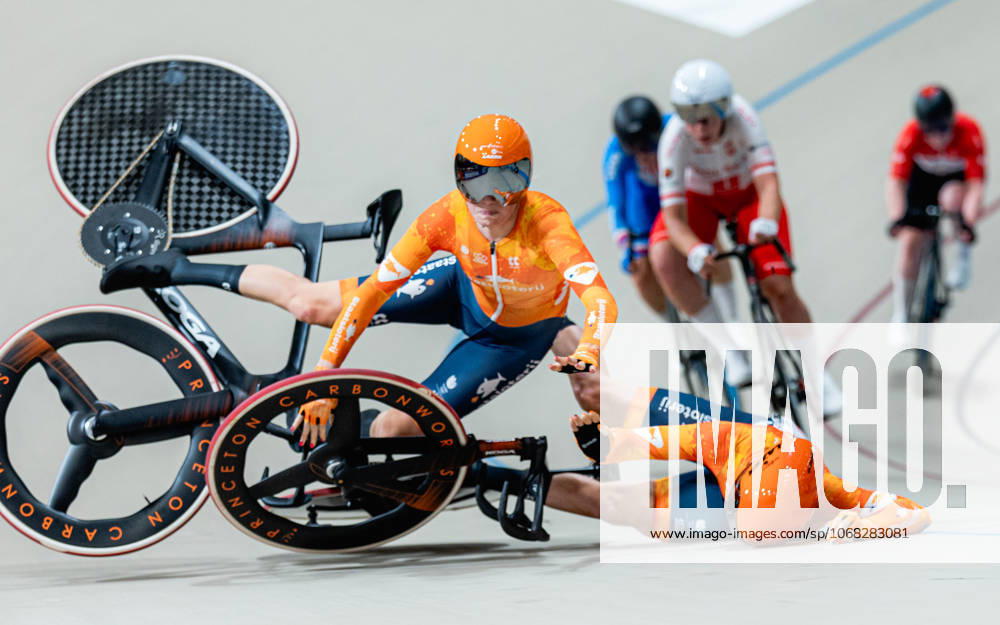 2025 Tissot UCI Track World Championships Picture by Alex Whitehead SWpix.com - 25 10 2025 - Cycling - 2025 Tissot UCI Track World Championships - Velodromo Penalolà n, Santiago, Chile - Womens Madison - Lorena Wiebes (right) and Lisa van Belle (left) of the Netherlands crash during a handsling changeover. Santiago Velodromo Parque Penalolà n Chile