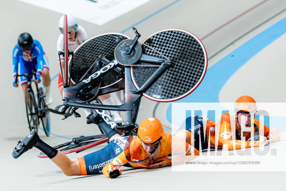 2025 Tissot UCI Track World Championships Picture by Alex Whitehead SWpix.com - 25 10 2025 - Cycling - 2025 Tissot UCI Track World Championships - Velodromo Penalolà n, Santiago, Chile - Womens Madison - Lorena Wiebes (right) and Lisa van Belle (left) of the Netherlands crash during a handsling changeover. Santiago Velodromo Parque Penalolà n Chile