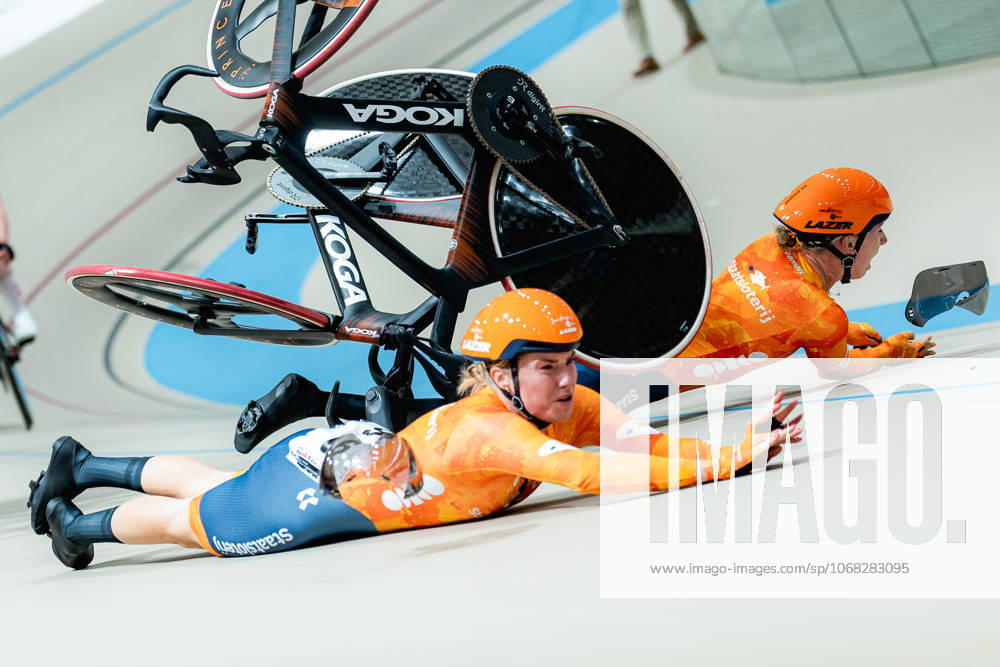 2025 Tissot UCI Track World Championships Picture by Alex Whitehead SWpix.com - 25 10 2025 - Cycling - 2025 Tissot UCI Track World Championships - Velodromo Penalolà n, Santiago, Chile - Womens Madison - Lorena Wiebes (right) and Lisa van Belle (left) of the Netherlands crash during a handsling changeover. Santiago Velodromo Parque Penalolà n Chile