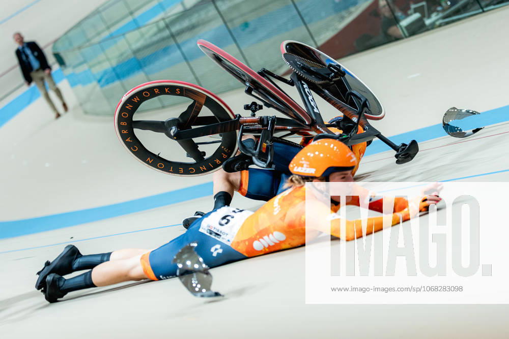 2025 Tissot UCI Track World Championships Picture by Alex Whitehead SWpix.com - 25 10 2025 - Cycling - 2025 Tissot UCI Track World Championships - Velodromo PenalolÃ n, Santiago, Chile - Womens Madison - Lorena Wiebes (right) and Lisa van Belle (left) of the Netherlands crash during a handsling changeover. Santiago Velodromo Parque PenalolÃ n Chile