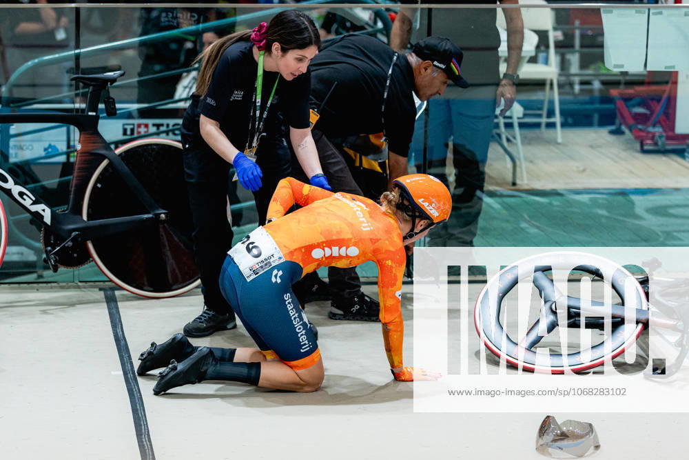2025 Tissot UCI Track World Championships Picture by Alex Whitehead SWpix.com - 25 10 2025 - Cycling - 2025 Tissot UCI Track World Championships - Velodromo Penalolà n, Santiago, Chile - Womens Madison - Lisa van Belle of the Netherlands after a crash Santiago Velodromo Parque Penalolà n Chile