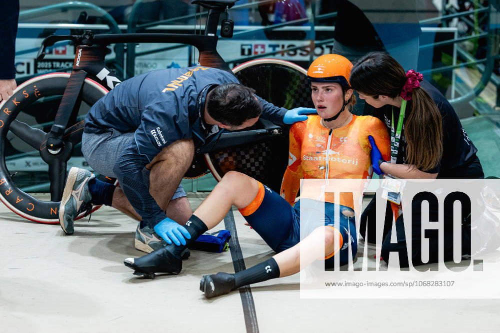 2025 Tissot UCI Track World Championships Picture by Alex Whitehead SWpix.com - 25 10 2025 - Cycling - 2025 Tissot UCI Track World Championships - Velodromo Penalolà n, Santiago, Chile - Womens Madison - Lisa van Belle of the Netherlands after a crash Santiago Velodromo Parque Penalolà n Chile