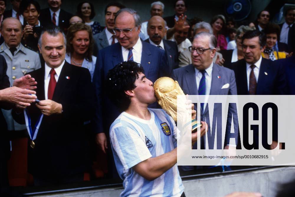 Diego Armando Maradona (Argentinien) küsst den Weltpokal, dahinter Staatspräsident Miguel da la Madrid Hurtado (Mexiko, li.) und Bundeskanzler Dr. Helmut Kohl (CDU BR Deutschland, Mitte) Argentinien ist Weltmeister bei der WM 1986