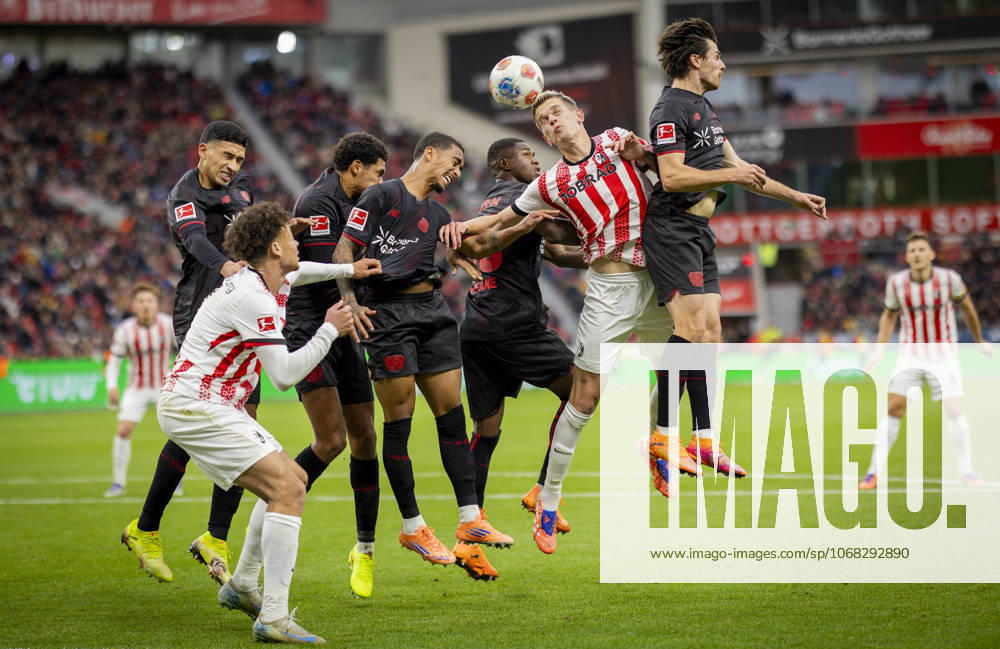 Leverkusen, Germany 26th Oct 2025 Matthias Ginter Freiburg Derry Scherhant Freiburg Equi Fernandez Leverkusen Jarell Quansah Leverkusen Arthur Leverkusen Christian Kofane Leverkusen Jonas Hofmann Leverkusen Bayer Leverkusen SC Freiburg 26 10 2025