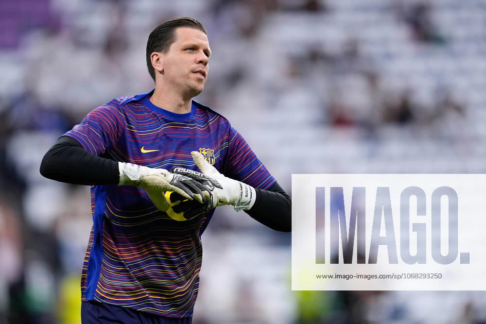 Wojciech Szczesny of FC Barcelona, Barca warms up during the Spanish League, LaLiga EA Sports, football match played between Real Madrid C.F. and FC Barcelona at Santiago Bernabeu stadium on October 26, 2025, in Madrid, Spain. Madrid Spain - ZUMAa181 20251026_zaa_a181_019