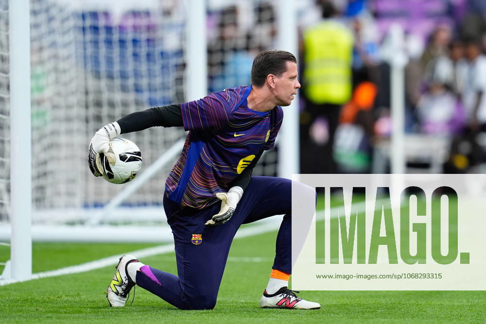 Wojciech Szczesny of FC Barcelona, Barca warms up during the Spanish League, LaLiga EA Sports, football match played between Real Madrid C.F. and FC Barcelona at Santiago Bernabeu stadium on October 26, 2025, in Madrid, Spain. Madrid Spain - ZUMAa181 20251026_zaa_a181_020