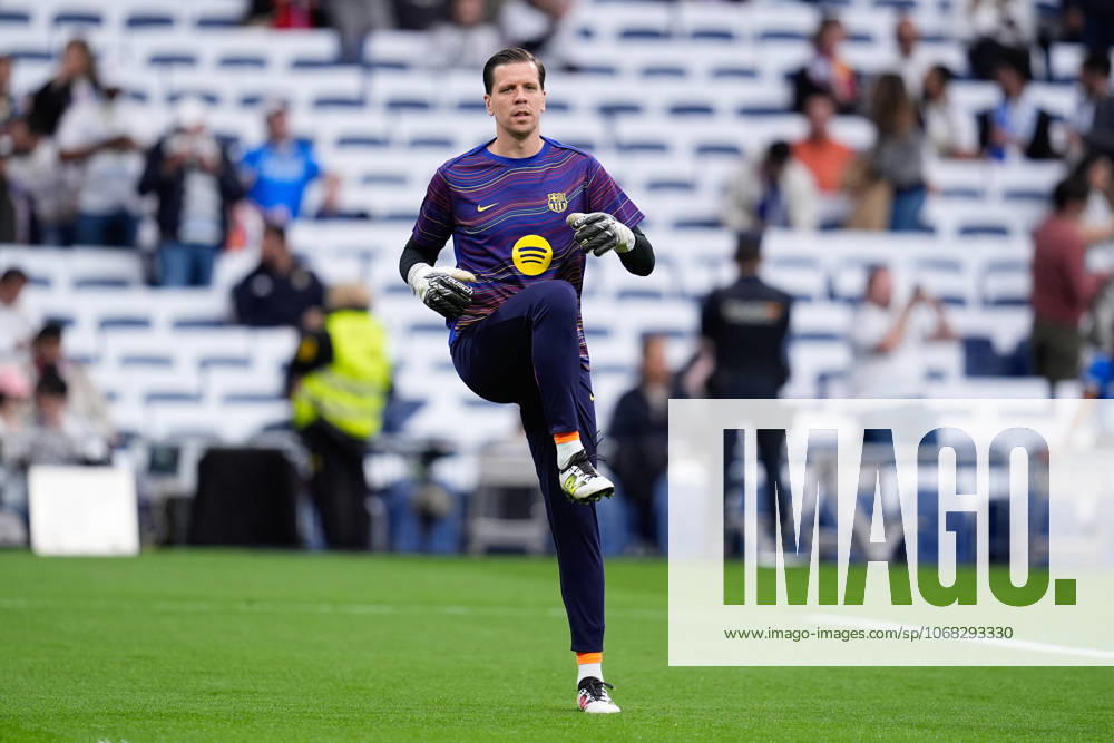 Wojciech Szczesny of FC Barcelona, Barca warms up during the Spanish League, LaLiga EA Sports, football match played between Real Madrid C.F. and FC Barcelona at Santiago Bernabeu stadium on October 26, 2025, in Madrid, Spain. Madrid Spain - ZUMAa181 20251026_zaa_a181_025
