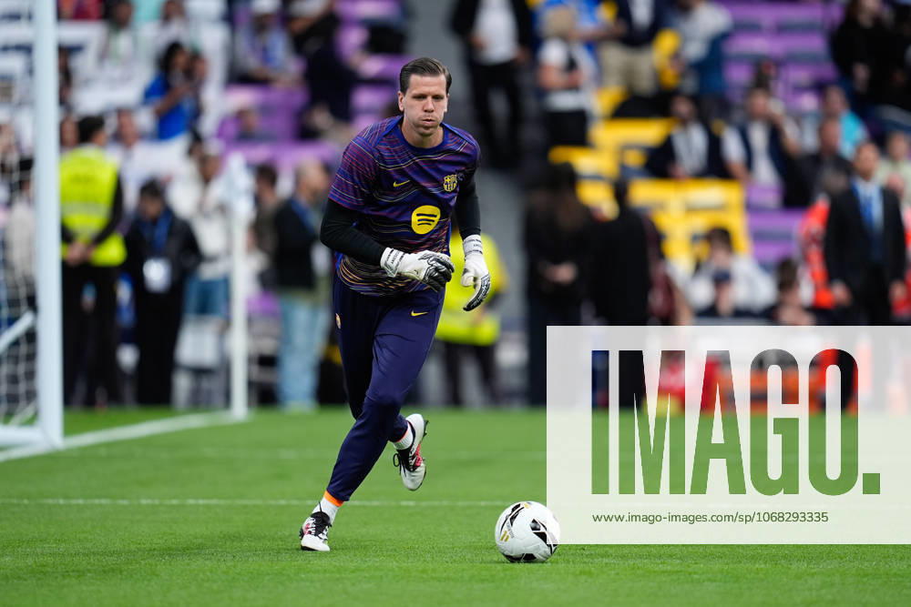 Wojciech Szczesny of FC Barcelona, Barca warms up during the Spanish League, LaLiga EA Sports, football match played between Real Madrid C.F. and FC Barcelona at Santiago Bernabeu stadium on October 26, 2025, in Madrid, Spain. Madrid Spain - ZUMAa181 20251026_zaa_a181_026
