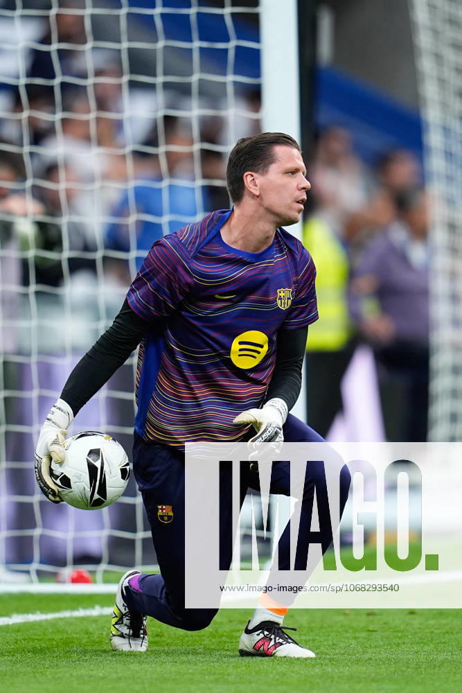 Wojciech Szczesny of FC Barcelona, Barca warms up during the Spanish League, LaLiga EA Sports, football match played between Real Madrid C.F. and FC Barcelona at Santiago Bernabeu stadium on October 26, 2025, in Madrid, Spain. Madrid Spain - ZUMAa181 20251026_zaa_a181_030