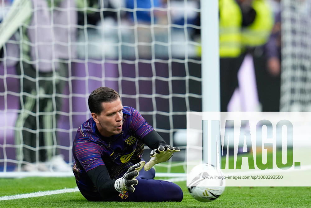 Wojciech Szczesny of FC Barcelona, Barca warms up during the Spanish League, LaLiga EA Sports, football match played between Real Madrid C.F. and FC Barcelona at Santiago Bernabeu stadium on October 26, 2025, in Madrid, Spain. Madrid Spain - ZUMAa181 20251026_zaa_a181_032