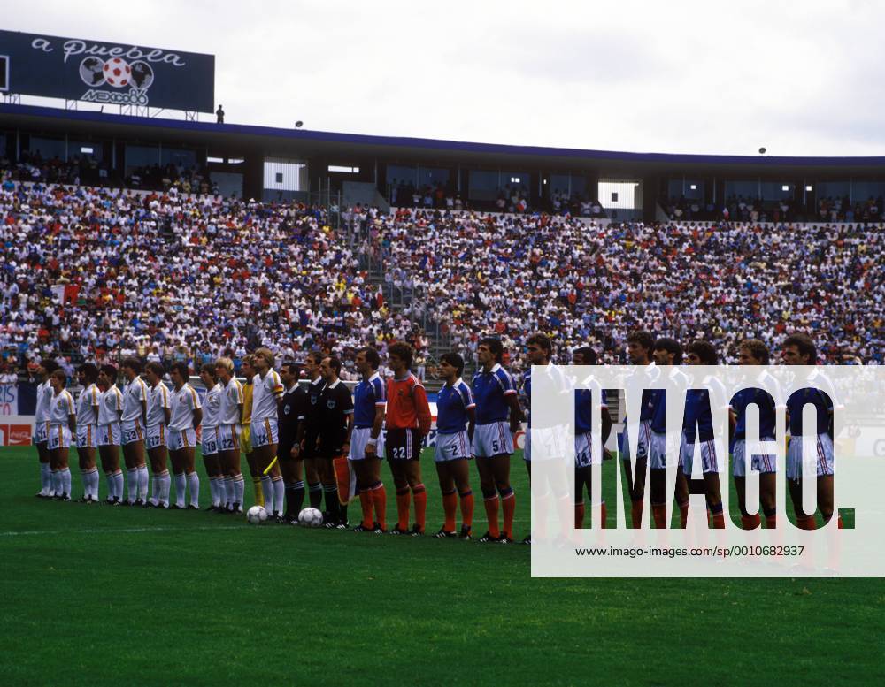 Mannschaftsvorstellung vor dem Spiel um Platz 3 bei der WM 1986 Frankreich (re.) gegen Belgien (li.)