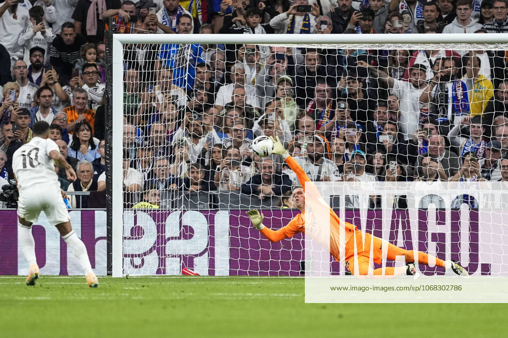 Wojciech Szczesny of FC Barcelona, Barca in action during the Spanish League, LaLiga EA Sports, football match played between Real Madrid C.F. and FC Barcelona at Santiago Bernabeu stadium on October 26, 2025, in Madrid, Spain. Madrid Spain - ZUMAa181 20251026_zaa_a181_165