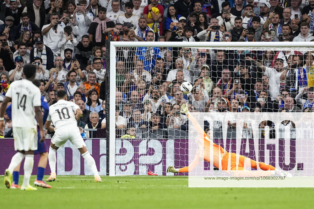 Wojciech Szczesny of FC Barcelona, Barca in action during the Spanish League, LaLiga EA Sports, football match played between Real Madrid C.F. and FC Barcelona at Santiago Bernabeu stadium on October 26, 2025, in Madrid, Spain. Madrid Spain - ZUMAa181 20251026_zaa_a181_166