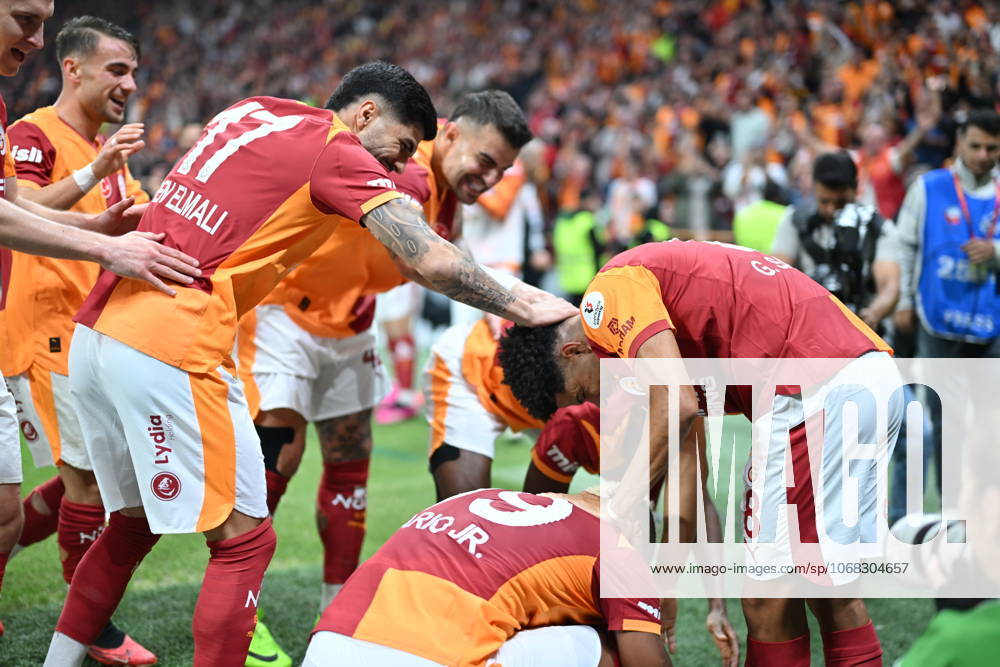 Galatasaray v Goztepe - Turkish Super Lig ISTANBUL, TURKIYE - OCTOBER 26: Gabriel Sara (8) of Galatasaray celebrates a score during the Turkish Super Lig week 10 football match between Galatasaray and Goztepe at RAMS Park Stadium in Istanbul, Turkiye on October 26, 2025. Abdulhamid Hosbas Anadolu Istanbul Turkey. Editorial use only. Please get in touch for any other usage.