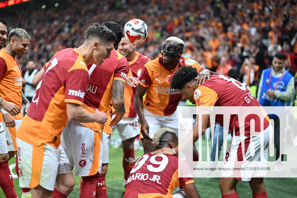 Galatasaray v Goztepe - Turkish Super Lig ISTANBUL, TURKIYE - OCTOBER 26: Gabriel Sara (8) of Galatasaray celebrates a score during the Turkish Super Lig week 10 football match between Galatasaray and Goztepe at RAMS Park Stadium in Istanbul, Turkiye on October 26, 2025. Abdulhamid Hosbas Anadolu Istanbul Turkey. Editorial use only. Please get in touch for any other usage.