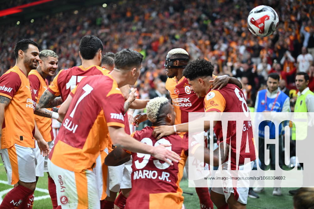 Galatasaray v Goztepe - Turkish Super Lig ISTANBUL, TURKIYE - OCTOBER 26: Gabriel Sara (8) of Galatasaray celebrates a score during the Turkish Super Lig week 10 football match between Galatasaray and Goztepe at RAMS Park Stadium in Istanbul, Turkiye on October 26, 2025. Abdulhamid Hosbas Anadolu Istanbul Turkey. Editorial use only. Please get in touch for any other usage.