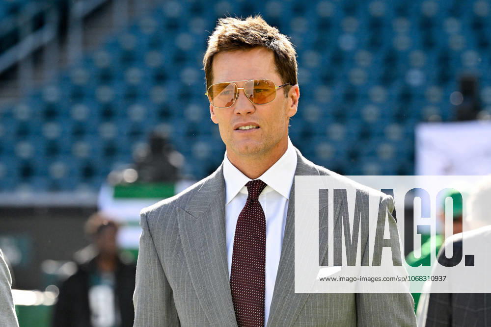 Philadelphia, Pennsylvania, USA; Former NFL, American Football Herren, USA quarterback and current Fox Sports commentator Tom Brady walks on the field before a game between the Philadelphia Eagles and the New York Giants at Lincoln Financial Field. CSM Philadelphia USA - ZUMAc04_ 20251026_faf_c04_017