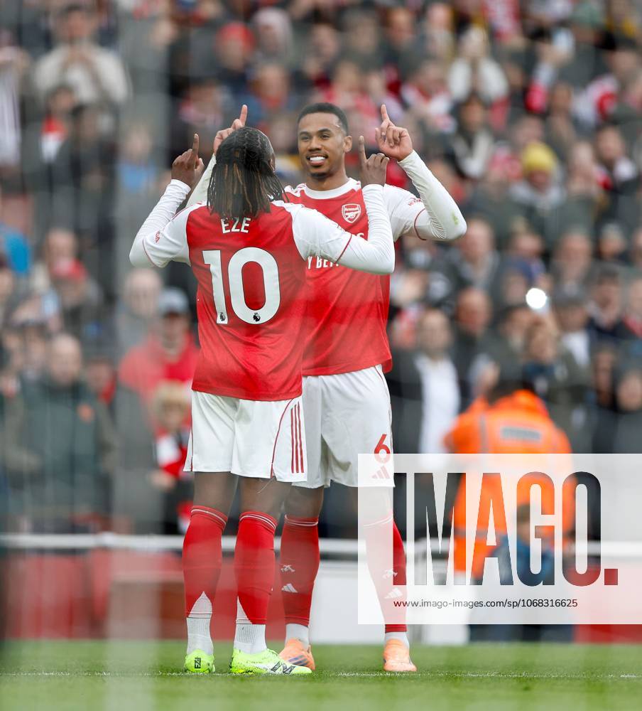 Eberechi Eze (10) of Arsenal celebrates scoring the winning goal with Gabriel (6) Arsenal v Crystal Palace, Football, Premier League, Emirates Stadium, Islington, London, UK - 26 10 2025 No use with unauthorised audio, video, data, fixture lists (outside the EU), club league logos or live services. Online in-match use limited to 45 images (+15 in extra time). No use to emulate moving images. No use in betting, games or