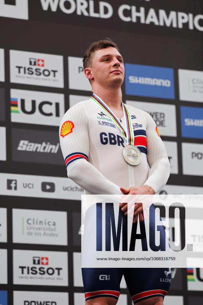 2025 Tissot UCI Track World Championships Picture by Alex Whitehead SWpix.com - 26 10 2025 - Cycling - 2025 Tissot UCI Track World Championships - Velodromo Penalolén, Santiago, Chile - Men s Sprint Podium - Matthew Richardson (Great Britain) receiving the Silver Medal