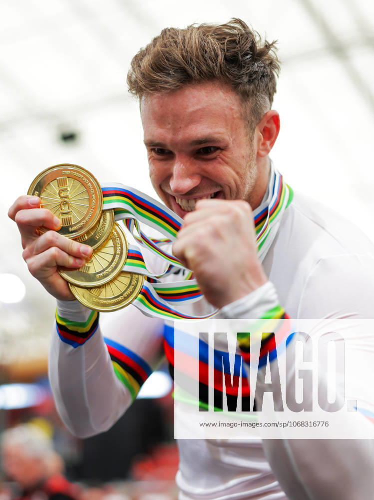 2025 Tissot UCI Track World Championships Picture by Alex Whitehead SWpix.com - 26 10 2025 - Cycling - 2025 Tissot UCI Track World Championships - Velodromo Penalolén, Santiago, Chile - Men s Sprint Podium - Harrie Lavreysen (Netherlands) with the 4 Gold Medals he has won at the 2025 Tissot UCI Track World Championships