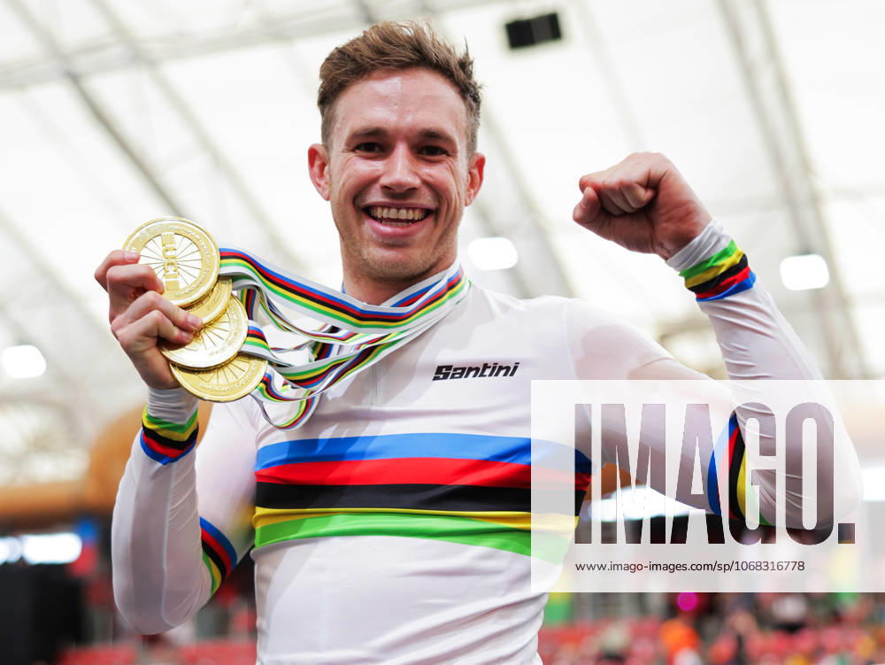 2025 Tissot UCI Track World Championships Picture by Alex Whitehead SWpix.com - 26 10 2025 - Cycling - 2025 Tissot UCI Track World Championships - Velodromo Penalolén, Santiago, Chile - Men s Sprint Podium - Harrie Lavreysen (Netherlands) with the 4 Gold Medals he has won at the 2025 Tissot UCI Track World Championships