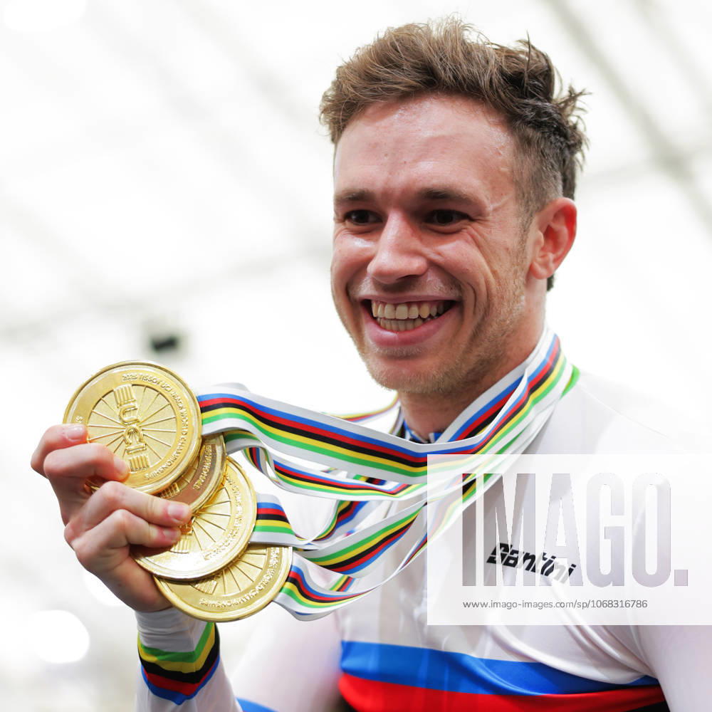 2025 Tissot UCI Track World Championships Picture by Alex Whitehead SWpix.com - 26 10 2025 - Cycling - 2025 Tissot UCI Track World Championships - Velodromo Penalolén, Santiago, Chile - Men s Sprint Podium - Harrie Lavreysen (Netherlands) with the 4 Gold Medals he has won at the 2025 Tissot UCI Track World Championships
