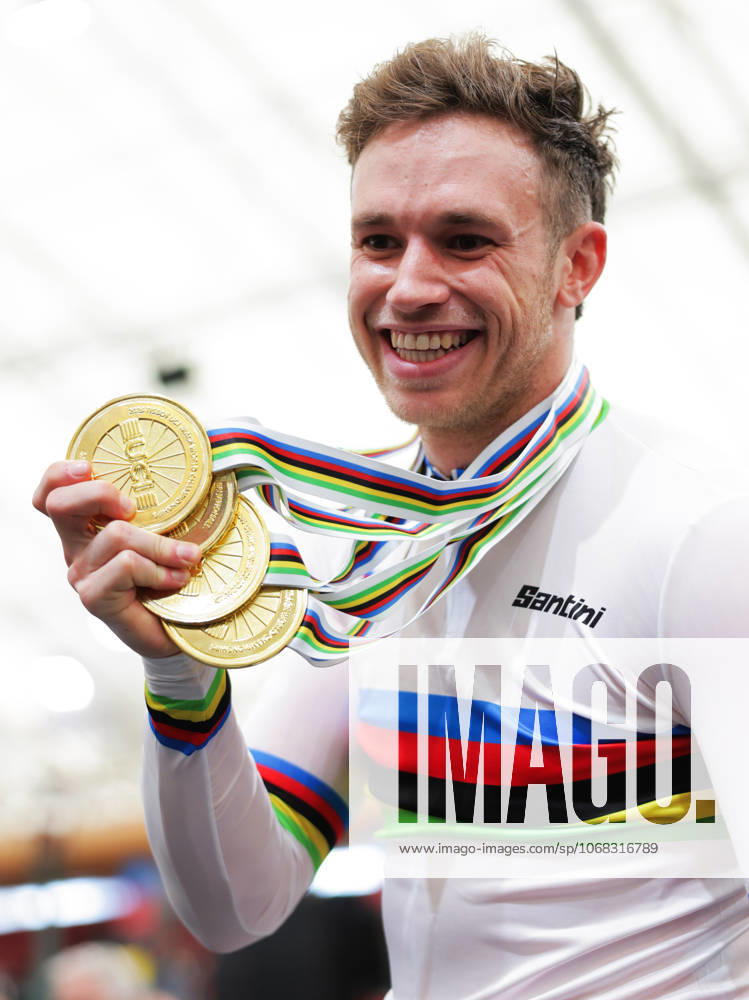 2025 Tissot UCI Track World Championships Picture by Alex Whitehead SWpix.com - 26 10 2025 - Cycling - 2025 Tissot UCI Track World Championships - Velodromo Penalolén, Santiago, Chile - Men s Sprint Podium - Harrie Lavreysen (Netherlands) with the 4 Gold Medals he has won at the 2025 Tissot UCI Track World Championships
