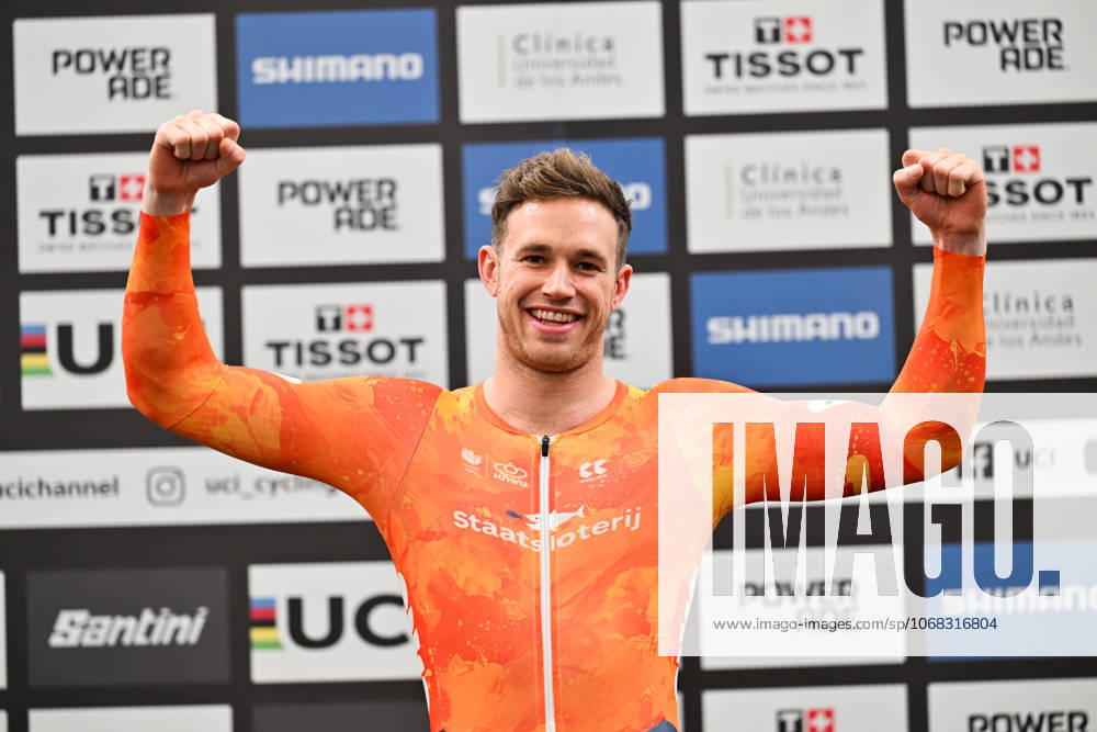 2025 Tissot UCI Track World Championships Picture by Simon Wilkinson SWpix.com - 26 10 2025 - Cycling - 2025 Tissot UCI Track World Championships - Velodromo Penalolén, Santiago, Chile - Men s Sprint Podium - Harrie Lavreysen (Netherlands) receiving the Gold Medal to become World Champion