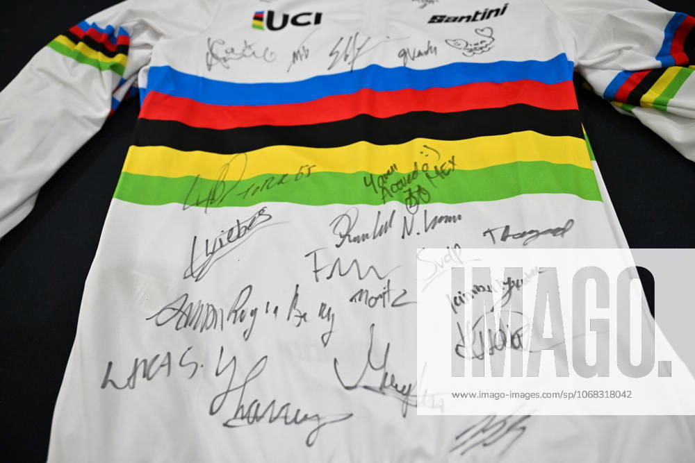 2025 Tissot UCI Track World Championships Picture by Simon Wilkinson SWpix.com - 26 10 2025 - Cycling - 2025 Tissot UCI Track World Championships - Velodromo Penalolén, Santiago, Chile - Men s Madison Podium - The Jersey signed by all the 2025 Tissot UCI Track World Champions
