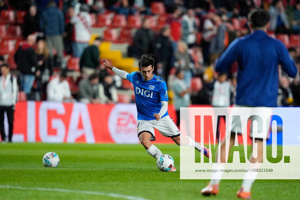 Pedro Diaz of Rayo Vallecano warms up during the Spanish League, LaLiga EA Sports, football match played between Rayo Vallecano and Deportivo Alaves at Estadio de Vallecas on October 26, 2025, in Madrid, Spain. Madrid Spain - ZUMAa181 20251026_zaa_a181_317