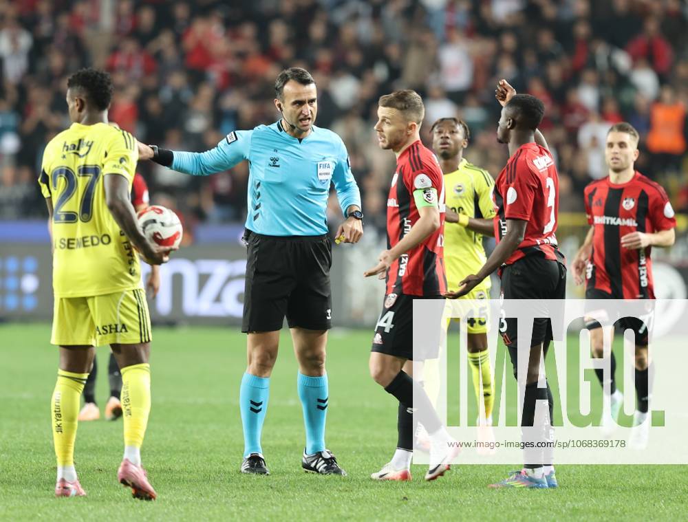 Gaziantep FK v Fenerbahce - Turkish Super Lig GAZIANTEP, TURKIYE - OCTOBER 27: Players object the referee, Atilla Karaoglan, during the Turkish Super Lig match between Gaziantep FK and Fenerbahce in Gaziantep, Turkiye on October 27, 2025. Omer Faruk Salman Anadolu Gaziantep Turkey. Editorial use only. Please get in touch for any other usage.