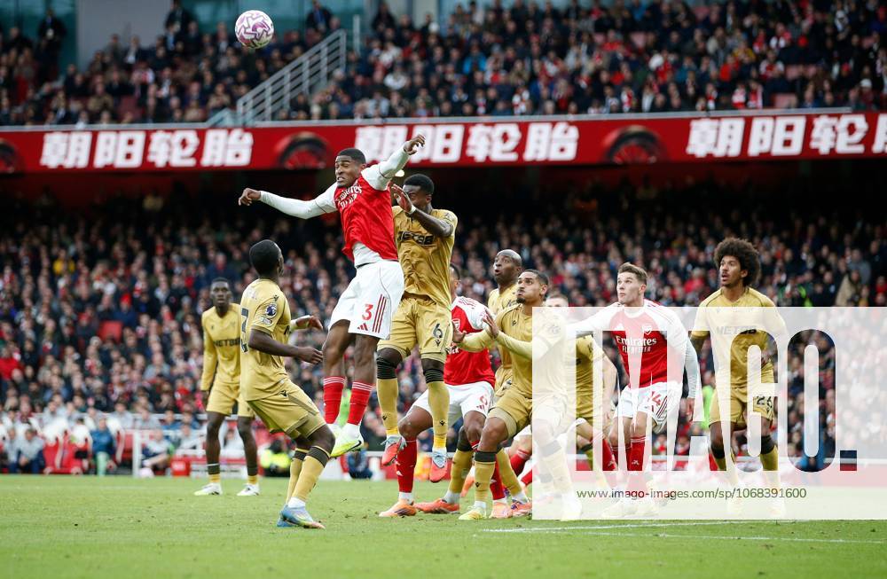 Cristhian Mosquera of Arsenal jumps to head the ball from a long throw Arsenal v Crystal Palace, Football, Premier League, Emirates Stadium, Islington, London, UK - 26 10 2025 No use with unauthorised audio, video, data, fixture lists (outside the EU), club league logos or live services. Online in-match use limited to 45 images (+15 in extra time). No use to emulate moving images. No use in betting, games or
