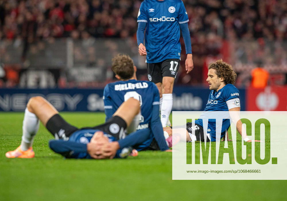 Soccer, Men, Season 2025 2026, DFB Pokal 2 Round , 1 FC Union Berlin DSC Arminia Bielefeld, f l Julian Kania Bielefeld , Felix Hagmann Bielefeld , Mael Corboz Bielefeld , Disappointment after final whistle, 29 10 2025,