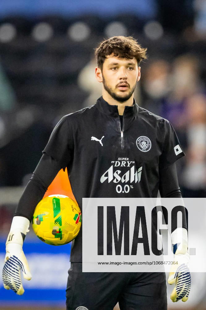 Swansea City v Manchester City EFL Cup 29 10 2025. Manchester City FC goalkeeper James Trafford (1) in action during the pre-match warm-up at the EFL Cup match between Swansea City and Manchester City at the Swansea.com Stadium, Swansea, Wales on 29 October 2025. Swansea Swansea.com Stadium West Glamorgan Wales Editorial use only DataCo restrictions apply See www.football-dataco.com ,