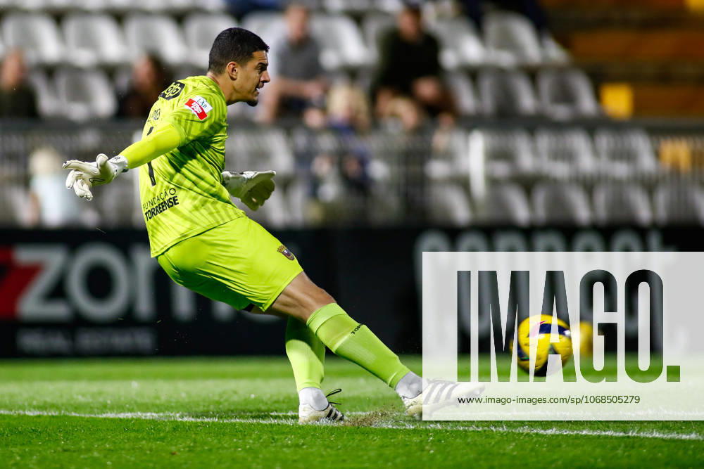 Liga Portugal 2: Portimonense - Torreense Portimao, Portugal - 30 10 2025: Liga Portugal 2 Meu Super 9th round match between SC Portimonense and SCU Torreense at Estadio Municipal de Portimao 1 Torreense goalkeeper, Lucas Paes with a goalkick Mandatory Credit: Toby Tande Avant Sports Agency Portimao Estadio Municipal de Portimao Portugal