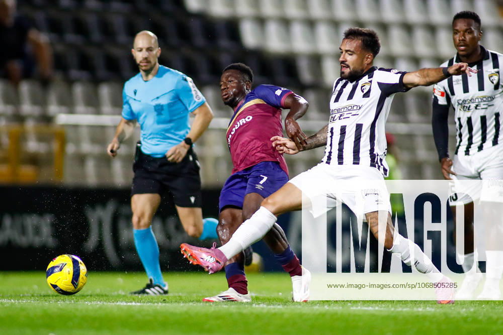 Liga Portugal 2: Portimonense - Torreense Portimao, Portugal - 30 10 2025: Liga Portugal 2 Meu Super 9th round match between SC Portimonense and SCU Torreense at Estadio Municipal de Portimao 17 Portimonense defender, Joao Reis with a long toe in a race for the ball with 7 Torreense attacker, Dany Jean Mandatory Credit: Toby Tande Avant Sports Agency Portimao Estadio Municipal de Portimao Portugal