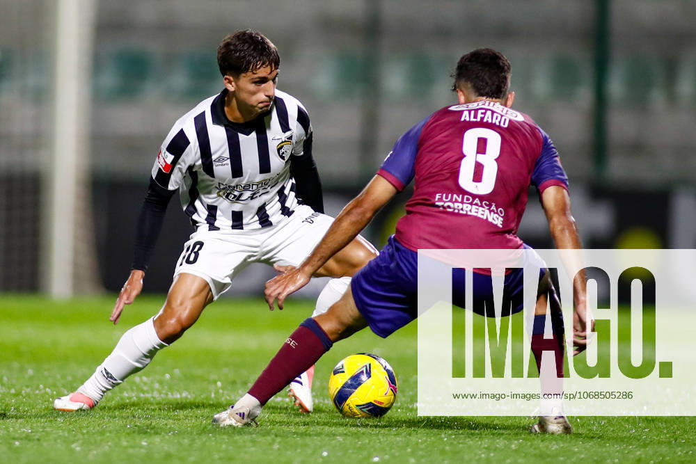 Liga Portugal 2: Portimonense - Torreense Portimao, Portugal - 30 10 2025: Liga Portugal 2 Meu Super 9th round match between SC Portimonense and SCU Torreense at Estadio Municipal de Portimao 18 Portimonense attacker, Mamede takes on 8 Torreense midfielder, Alejandro Alfaro Mandatory Credit: Toby Tande Avant Sports Agency Portimao Estadio Municipal de Portimao Portugal
