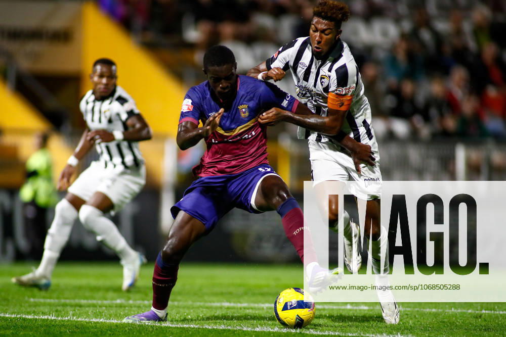 Liga Portugal 2: Portimonense - Torreense Portimao, Portugal - 30 10 2025: Liga Portugal 2 Meu Super 9th round match between SC Portimonense and SCU Torreense at Estadio Municipal de Portimao 93 Torreense attacker, Mohamed Ali Diade comes in to stop 9 Portimonense attacker, Tamble Ulisses Folgado Monteiro Mandatory Credit: Toby Tande Avant Sports Agency Portimao Estadio Municipal de Portimao Portugal