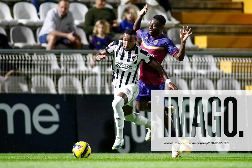 Liga Portugal 2: Portimonense - Torreense Portimao, Portugal - 30 10 2025: Liga Portugal 2 Meu Super 9th round match between SC Portimonense and SCU Torreense at Estadio Municipal de Portimao 31 Portimonense defender, Ney Silva running forward with the ball as he cuts infront of 7 Torreense attacker, Dany Jean Mandatory Credit: Toby Tande Avant Sports Agency Portimao Estadio Municipal de Portimao Portugal