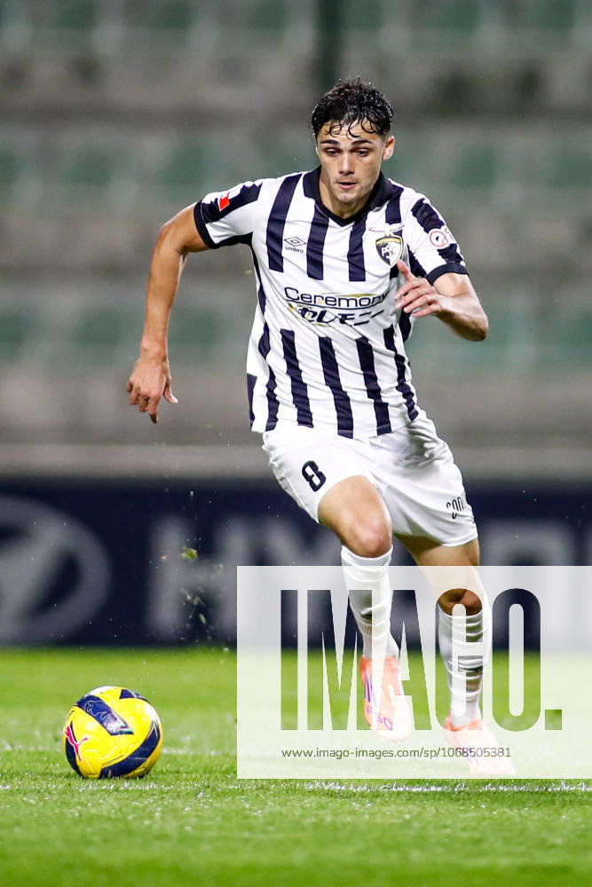 Liga Portugal 2: Portimonense - Torreense Portimao, Portugal - 30 10 2025: Liga Portugal 2 Meu Super 9th round match between SC Portimonense and SCU Torreense at Estadio Municipal de Portimao 8 Portimonense midfielder, Samuel Lobato running forward with the ball Mandatory Credit: Toby Tande Avant Sports Agency Portimao Estadio Municipal de Portimao Portugal