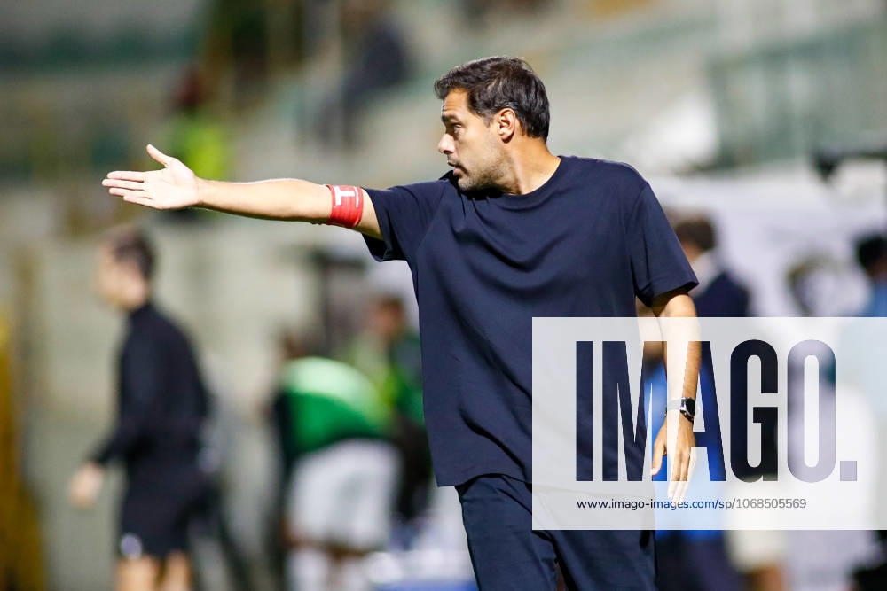 Liga Portugal 2: Portimonense - Torreense Portimao, Portugal - 30 10 2025: Liga Portugal 2 Meu Super 9th round match between SC Portimonense and SCU Torreense at Estadio Municipal de Portimao Torreense headcoach, Vitor Martins gives instructions Mandatory Credit: Toby Tande Avant Sports Agency Portimao Estadio Municipal de Portimao Portugal