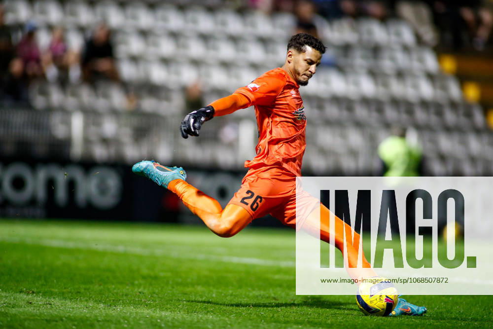 Liga Portugal 2: Portimonense - Torreense Portimao, Portugal - 30 10 2025: Liga Portugal 2 Meu Super 9th round match between SC Portimonense and SCU Torreense at Estadio Municipal de Portimao 26 Portimonense goalkeeper, Maycon Cleiton kicks the ball out Mandatory Credit: Toby Tande Avant Sports Agency Portimao Estadio Municipal de Portimao Portugal