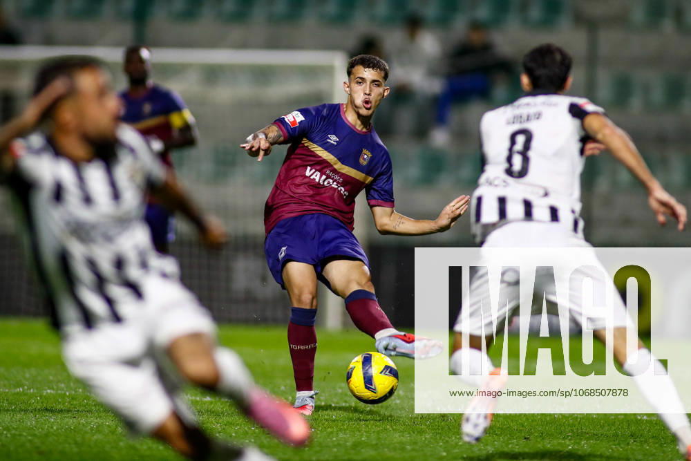 Liga Portugal 2: Portimonense - Torreense Portimao, Portugal - 30 10 2025: Liga Portugal 2 Meu Super 9th round match between SC Portimonense and SCU Torreense at Estadio Municipal de Portimao 23 Torreense defender, Javi Vazquez passing the ball forward through Portimonense defense Mandatory Credit: Toby Tande Avant Sports Agency Portimao Estadio Municipal de Portimao Portugal