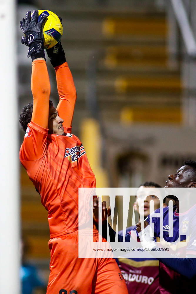 Liga Portugal 2: Portimonense - Torreense Portimao, Portugal - 30 10 2025: Liga Portugal 2 Meu Super 9th round match between SC Portimonense and SCU Torreense at Estadio Municipal de Portimao 26 Portimonense goalkeeper, Maycon Cleiton with a save Mandatory Credit: Toby Tande Avant Sports Agency Portimao Estadio Municipal de Portimao Portugal