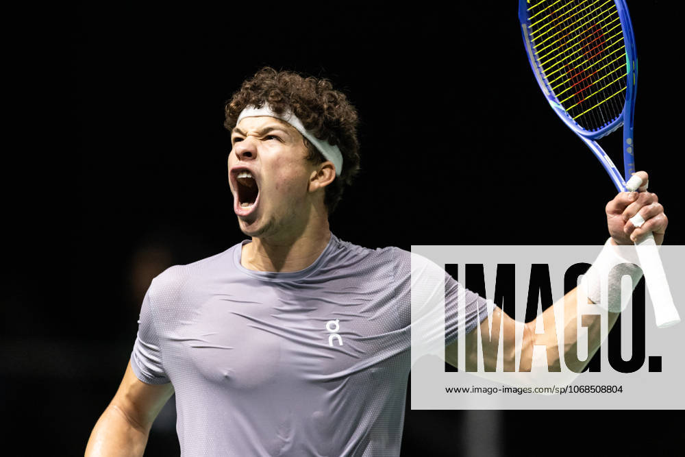 Rolex Paris Masters 2025 - Day Four Ben Shelton (USA) plays against Andrey Rublev in the men s singles match on day four of the Paris ATP, Tennis Herren Masters 1000 tennis tournament at the Paris La Defense Arena in Nanterre, on the outskirts of Paris. Paris France