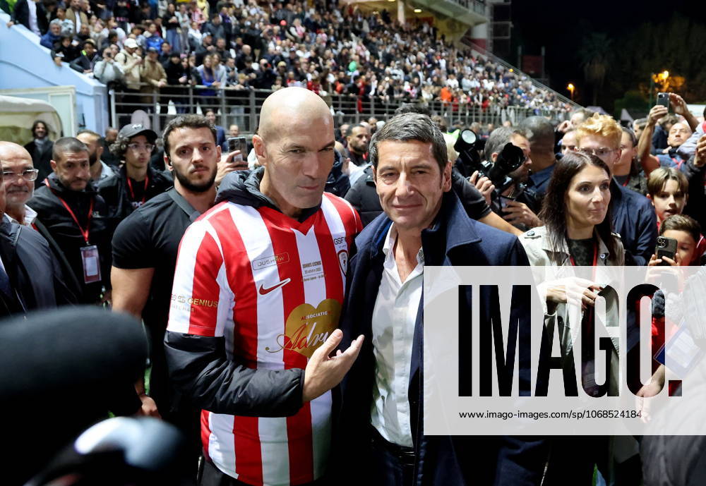 Zinedine Zidane et David Lisnard, Maire de Cannes durant la première édition du « match des légendes » opposant l équipe des Légendes, les anciens de Cannes, à l équipe des Etoiles avec pour capitaine Didier Deschamps, au stade Pierre de Coubertin à Cannes, le 30 octobre 2025. Les Légendes cannoises, coachées par Luis Fernandez et supportées par Zinedine Zidane qui portait les couleurs cannoises, mais qui n a pas joué, ont remporté le match 3 à 2. Tous les bénéfices de la soirée seront reversés aux associations les Etoiles de l Espoir, à l association Adrien et à l association Clin d Oeil, qui oeuvrent pour les plus démunis et la jeunesse. Dominique Jacovides Bruno Bebert Bestimage First edition of the ‘match of legends’ between the Legends team, former Cannes players, and the Stars team captained by D. Deschamps, at the Pierre-de-Coubertin stadium in Cannes on october 30th 2025 Cannes France