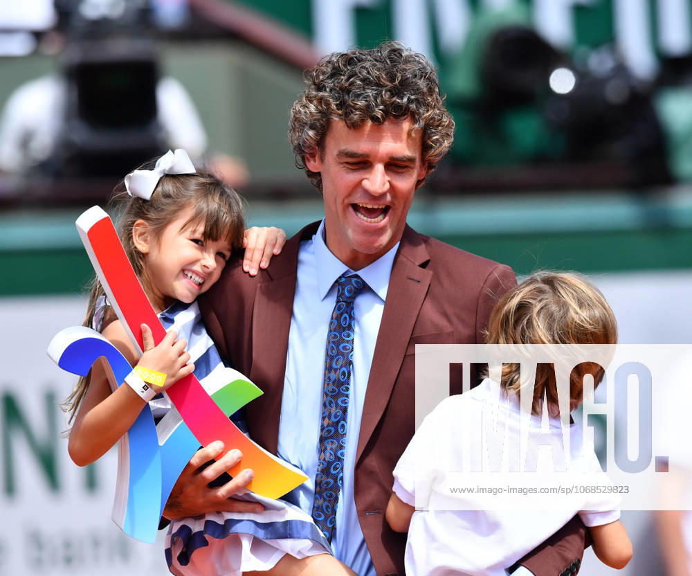 French Open 2017 Men s final - Stan Wawrinka vs Rafael Nadal PARIS, FRANCE - JUNE 11: Brazilian former World No. 1 tennis player Gustavo Kuerten holds two children during the Men s Final match between Stan Wawrinka of Switzerland and Rafael Nadal of Spain at the Roland Garros stadium in Paris, France on June 11, 2017. Ile-de-France France. Editorial use only. Please get in touch for any other usage.