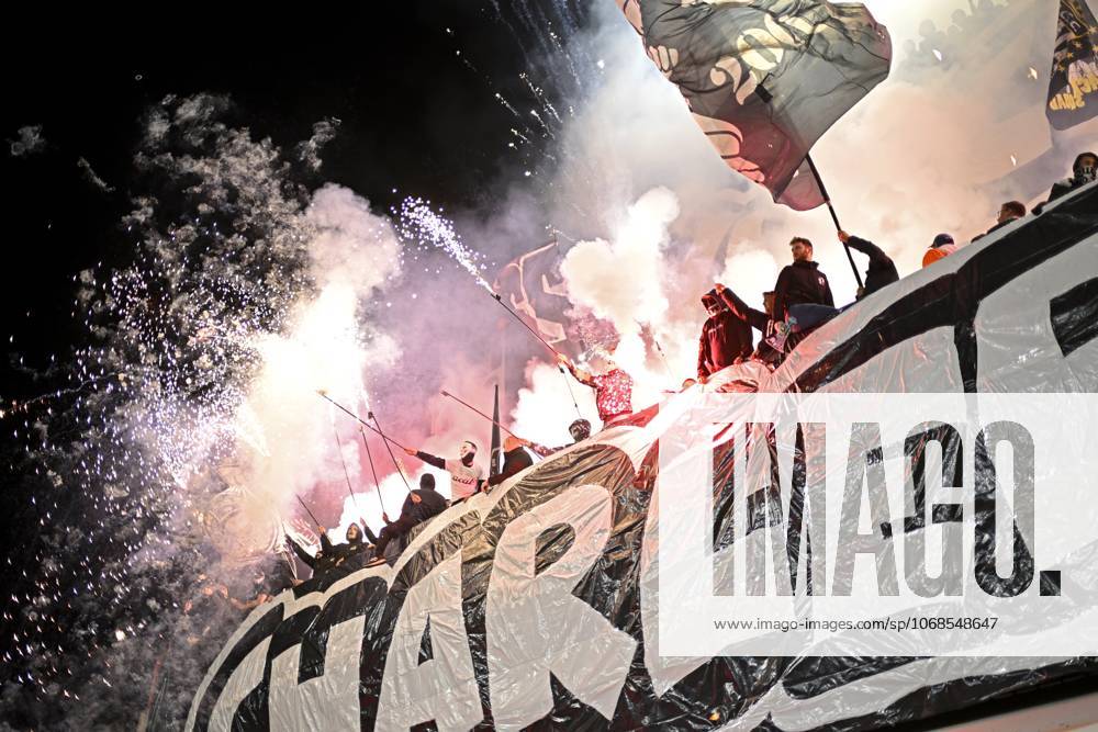 Standard de Liege v Sporting Charleroi - Jupiler Pro League LIEGE, BELGIUM - OCTOBER 31 : Supporters of Charleroi light on fireworks during the Jupiler Pro League match between Standard de Liege and Sporting Charleroi on October 31, 2025 in Liege, Belgium, 31 10 2025 Liege Belgium