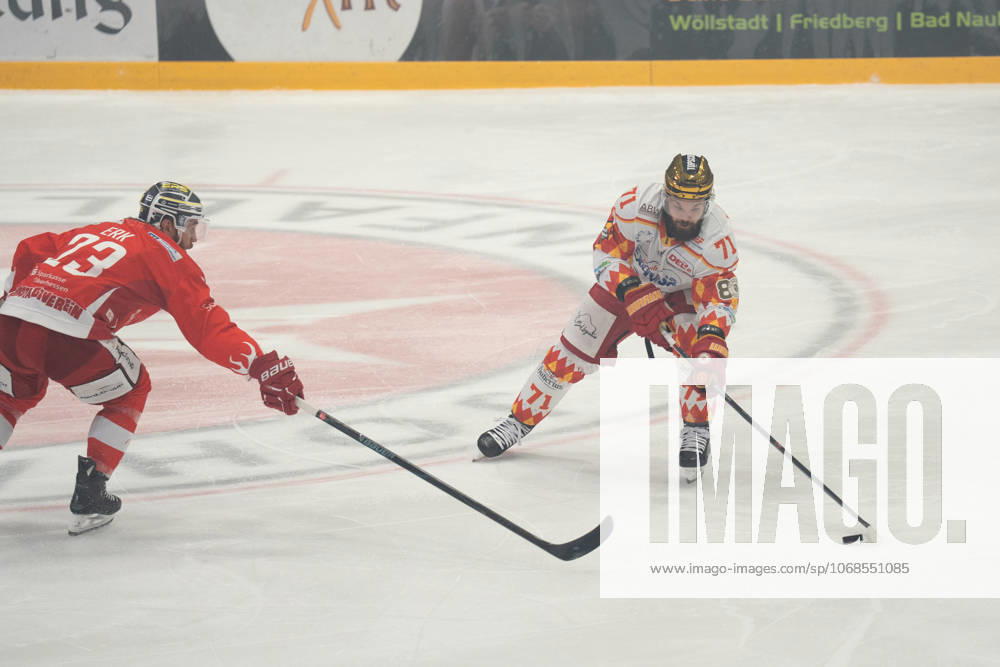 Eishockey DEL2, EC Bad Nauheim ESV Kaufbeuren v l Marius Erk EC Bad Nauheim in duel with Sami Blomqvist ESV Kaufbeuren Bad Nauheim