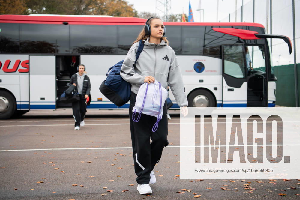 Djurgardens Selma Svendsen arrives at the football match in Damallsvenskan between Kristianstad and Djurgarden on November 1, 2025 in Kristianstad